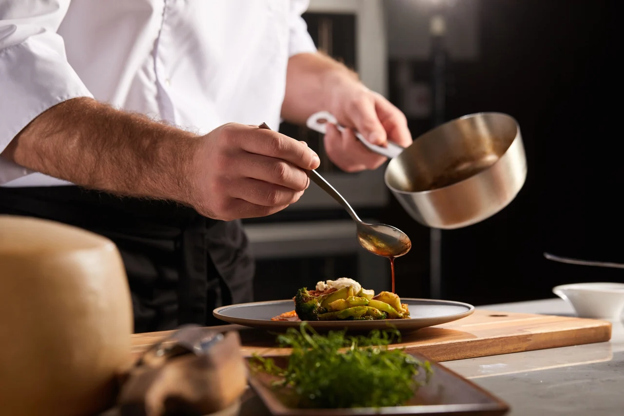 Uno chef al lavoro in cucina